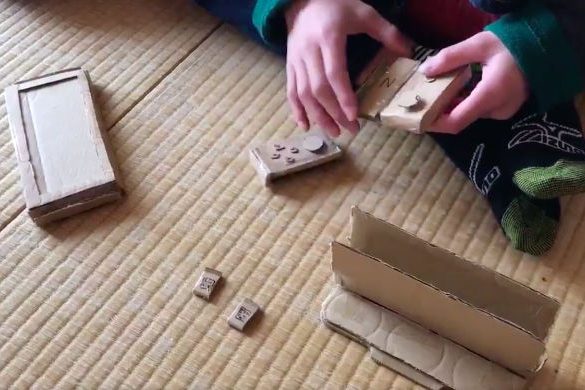 Niño japones switch de cartón