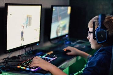 Niño jugando Gaming PC