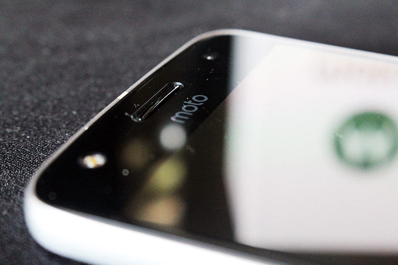 Review Moto Z Play NewEsc detalle auricular altavoz